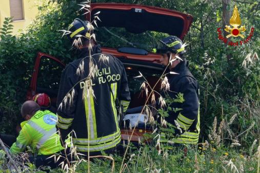 Vigili del fuoco liberano una donna rimasta incastrata nell'abitacolo dell'auto dopo un incidente stradale in via Procopio a Urbisaglia