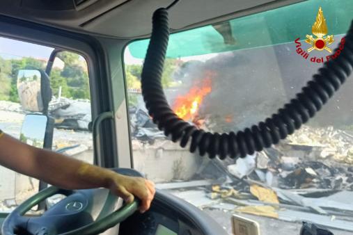 Vigili del fuoco spengono incendo in un capannone in fase di demolizione in via Sacco e Vanzetti ad Ancona