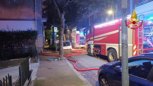 Mezzi dei Vigili del fuoco in via Vanzolini a Pesaro per l'incendio scoppiato in un'autorimessa