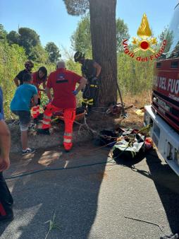Vigili del fuoco salvano un uomo caduto in un dirupo a Torre Ruffa