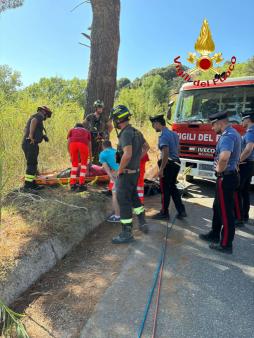Vigili del fuoco salvano un uomo caduto in un dirupo a Torre Ruffa