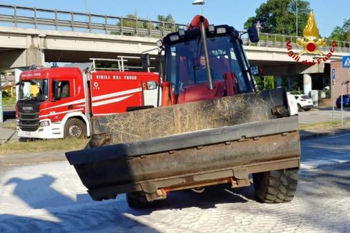 Autoarticolato perde carico di sale