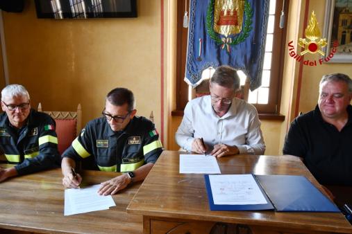 La firma del protocollo tra Vigili del fuoco e comune di Muggia