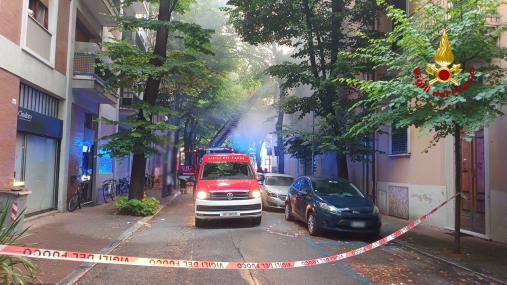 L'autoscala dei Vigili del fuoco impegnata nell'incendio di via Vanzolini a Pesaro