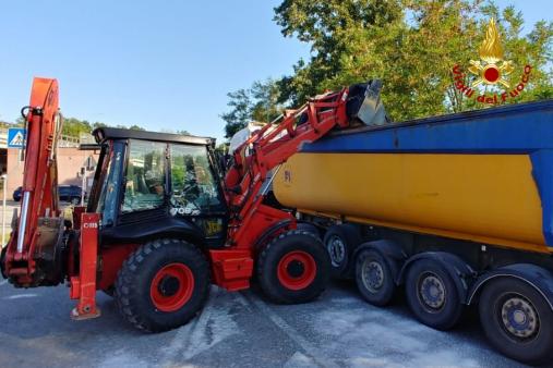 Autoarticolato perde carico di sale