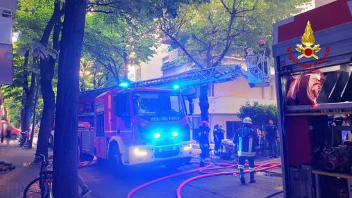 L'autoscala dei Vigili del fuoco impegnata nell'incendio di via Vanzolini a Pesaro