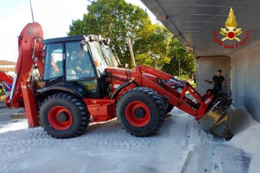 Autoarticolato perde carico di sale