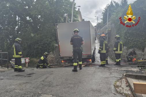 Camion bloccato sulla linea del tram