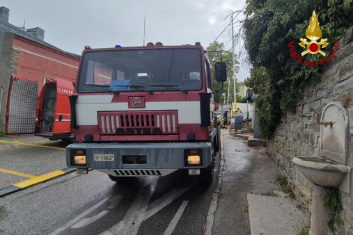 Camion bloccato sulla linea del tram