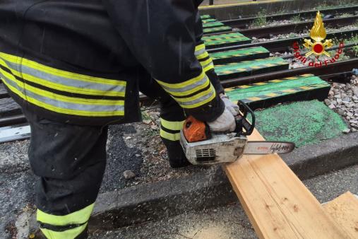 Camion bloccato sulla linea del tram