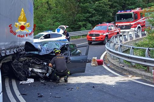 Incidente stradale tra un autovettura  e un mezzo pesante sulla SS219