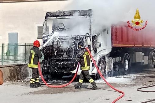 Incendio cabina di un autoarticolato a Padule