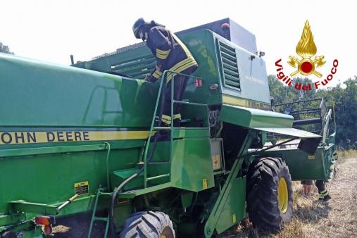 Principio di incendio per una mietitrebbia a Città di Castello