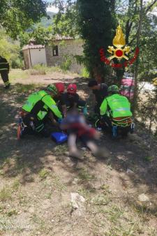 Recupero di un deltaplanista rimasto appeso sulle fronde degli alberi