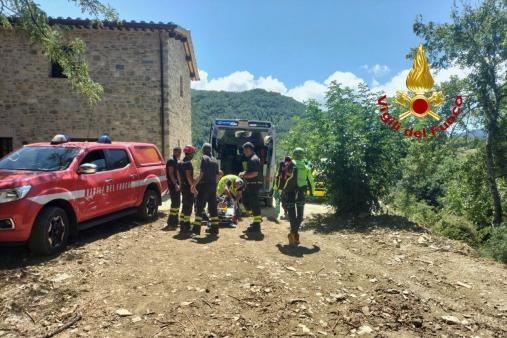 Recupero di un deltaplanista rimasto appeso sulle fronde degli alberi