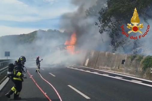Incidente camion autostrada A11 bretella immagine 2