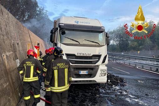 Immagine Vigili del fuoco al lavoro sulla motrice del camion