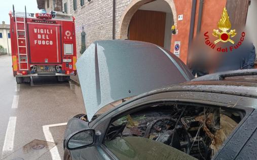 Incendio autovettura