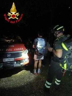 Vigili del fuoco soccorrono due escusrsionisti sull'Alto Garda