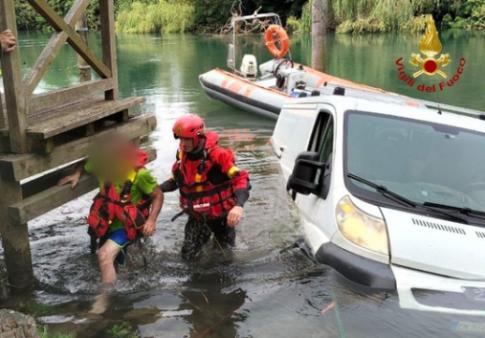 Furgone scivola nel fiume