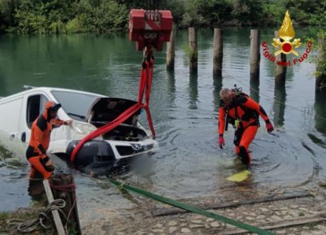 Furgone scivola nel fiume