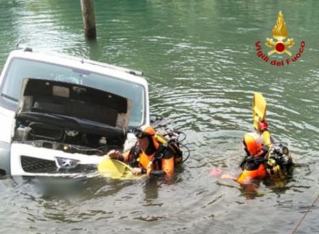 Furgone scivola nel fiume