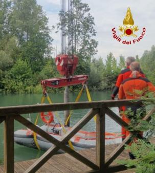 Furgone scivola nel fiume