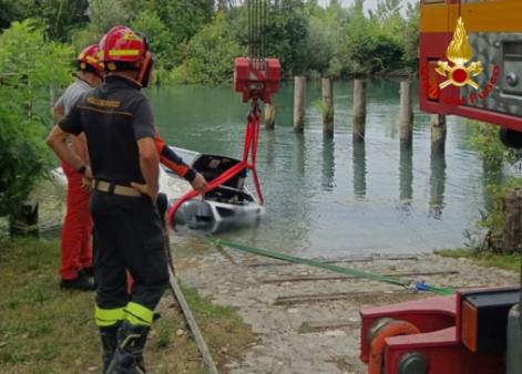 Furgone scivola nel fiume