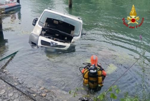 Furgone scivola nel fiume