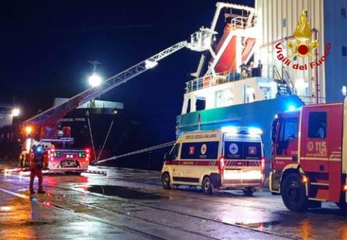 I Vigili del fuoco portano fuori bordo il marinaio infortunato con l'autoscala