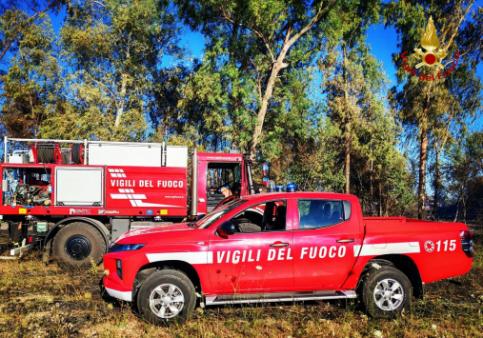 I Vigili del fuoco impegnati nello spegnimento dell'incendio di interfaccia a Borgo Piave