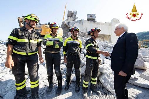 Il Presidente della Repubblica Sergio Mattarella si congratula con i Vigili del fuoco impegnati sul POnte Morandi per il loro lavoro