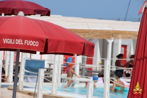 bimbi a bordo piscina