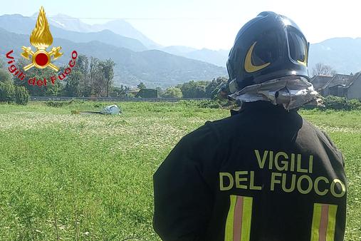 I resti del piccolo aereomobile sotto le linee dell'alta tensione