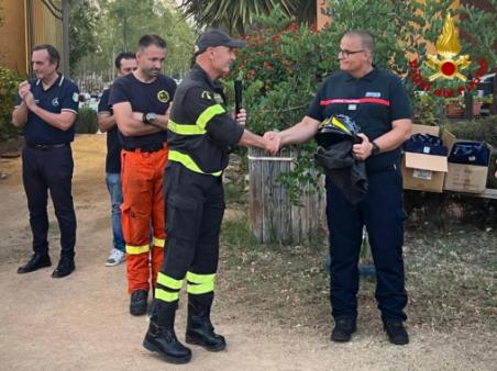Stretta di mano tra il Comandante VV.F. di Cagliari e un membro del team di sicurezza civile francese
