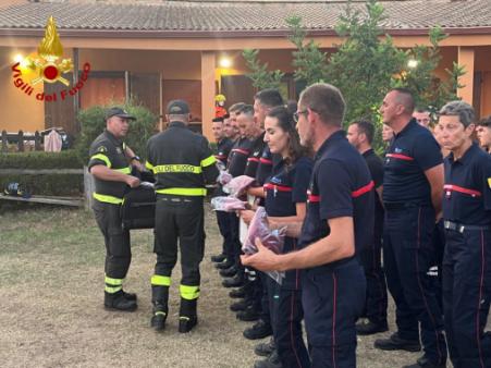 Consegna magliette ai membri del team di sicurezza civile francese