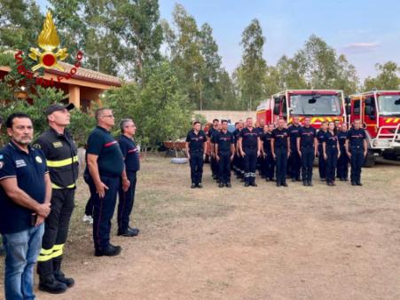 Foto di gruppo del team di sicurezza civile francese, con protezione civile e Comandante VV.F. di Cagliari su un lato