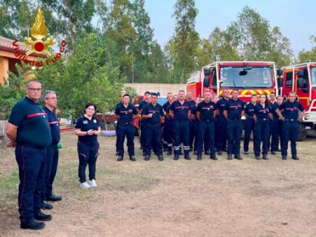Foto di gruppo del team di sicurezza civile francese vista da lontano