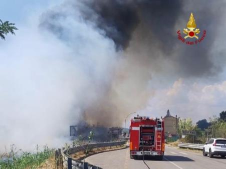 incendio vegetazione e incendio appartamento