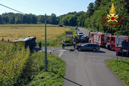 Incidente stradale scuolabus autovettura