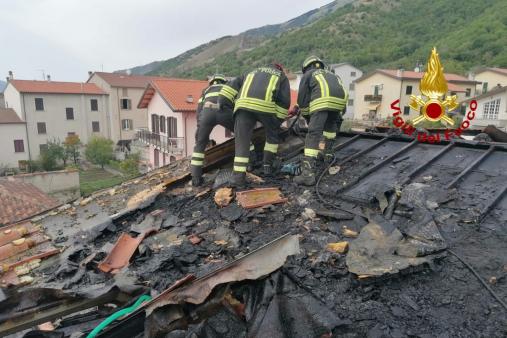 Incendio tetto a Sigillo