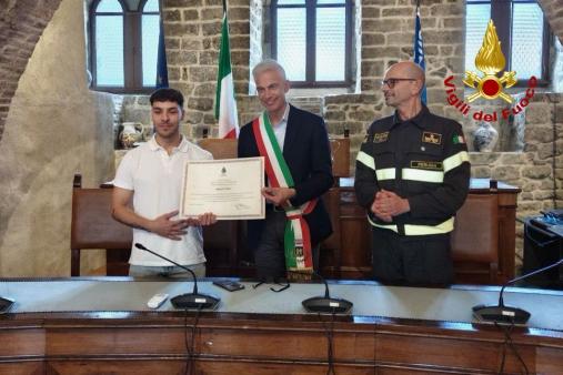 cerimonia per la consegna di un attestato di riconoscimento al Vigile del Fuoco Manuel Preziosi