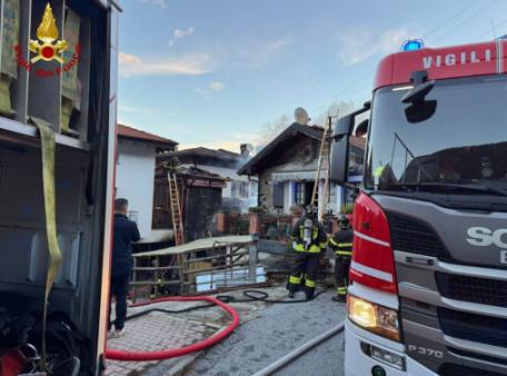 Questa mattina intorno alle 7:00 n.5 squadre VF di questo Comando, con personale permanente e volontario, con n.2 APS(AutoPompaSerbatoio) e n. 3 autobotti sono intervenute per  incendio abitazione nel Comune di Cannobio.All’arrivo in posto della prima squadra, le fiamme avevano interessato due autovetture ed una  moto poste sotto una tettoia nonchè un’ulteriore tettoia adiacente alla precedente, posta a  copertura di una legnaia anche questa in fiamme. Le fiamme si erano inoltre già  propagate a due tetti,