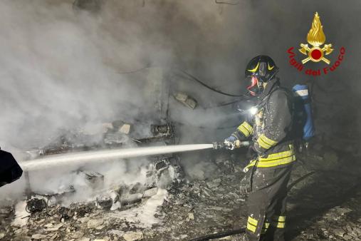 Incendio capannone edile a Montefalco
