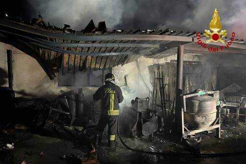 Incendio capannone edile a Montefalco