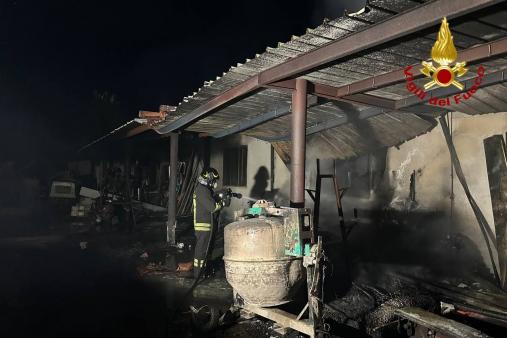 Incendio capannone edile a Montefalco
