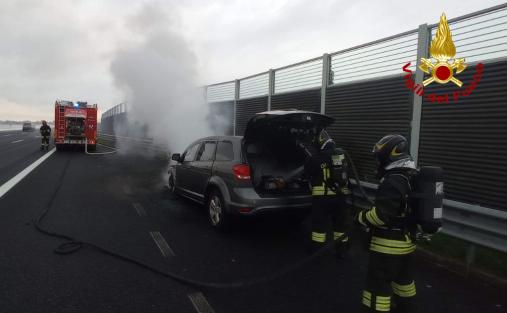 Incendio autovettura