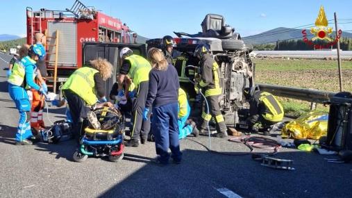 incidente stradale: minibus con turisti a bordo tampona un furgone