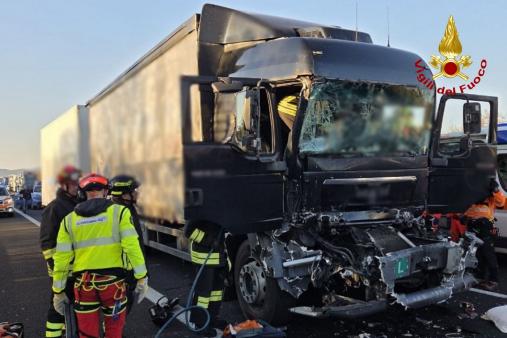 Incidente tra amezzi pesanti