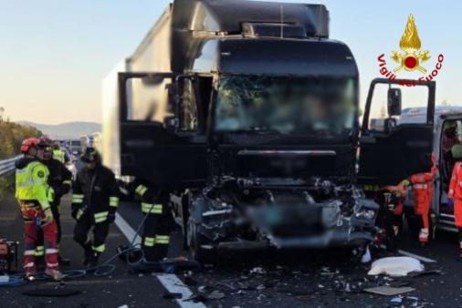 Incidente tra amezzi pesanti